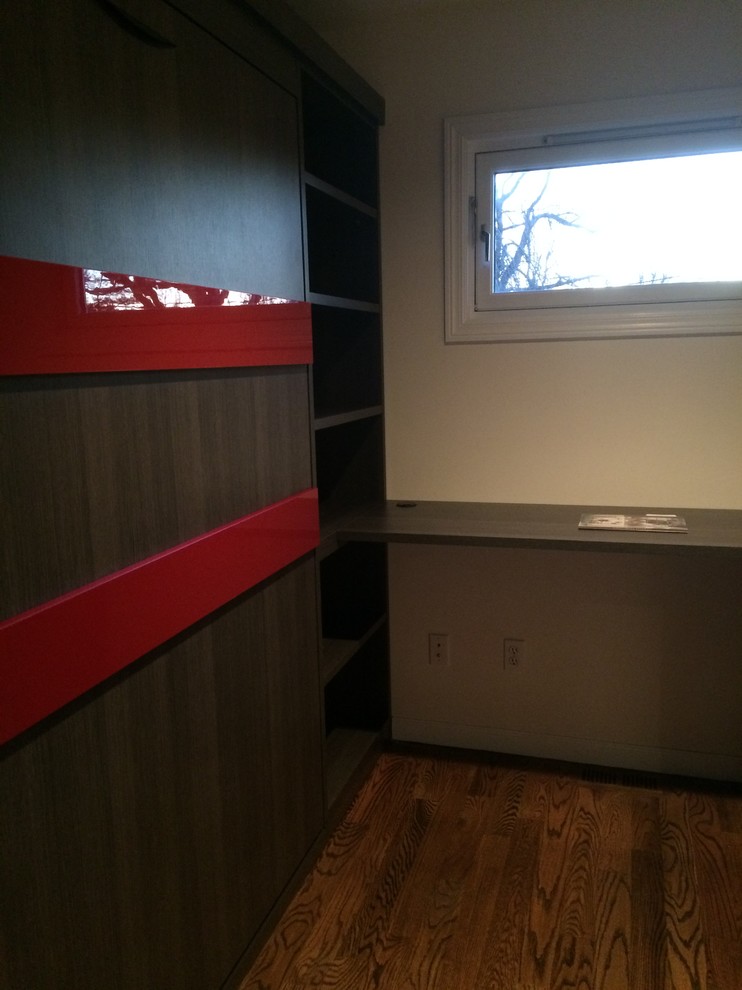 Kleines Modernes Arbeitszimmer mit Arbeitsplatz, beiger Wandfarbe und Einbau-Schreibtisch in New York