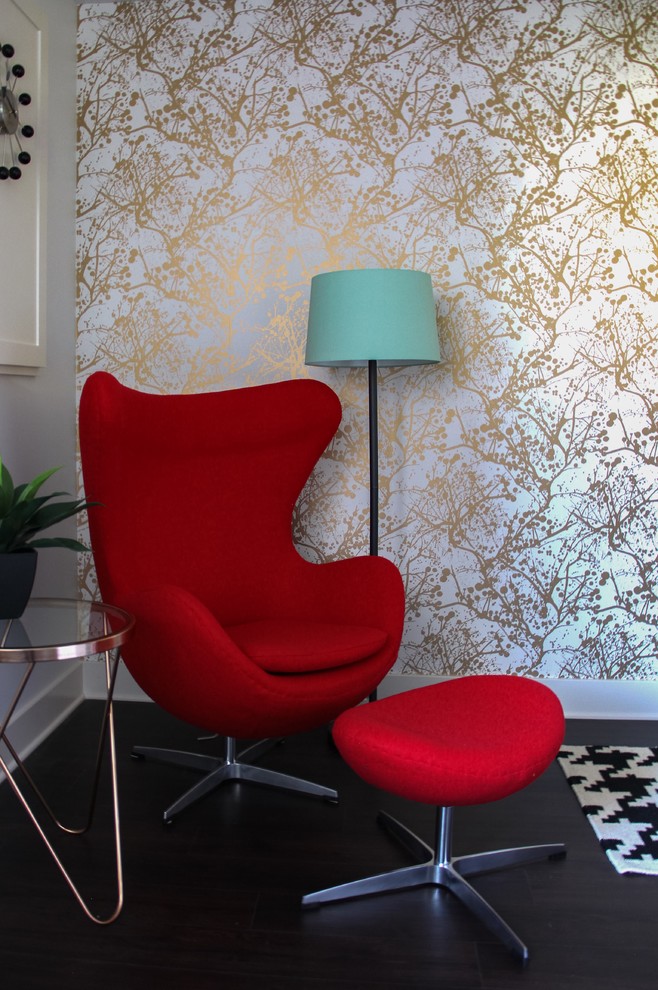Idée de décoration pour un petit bureau minimaliste de type studio avec un mur multicolore, parquet foncé et un bureau indépendant.