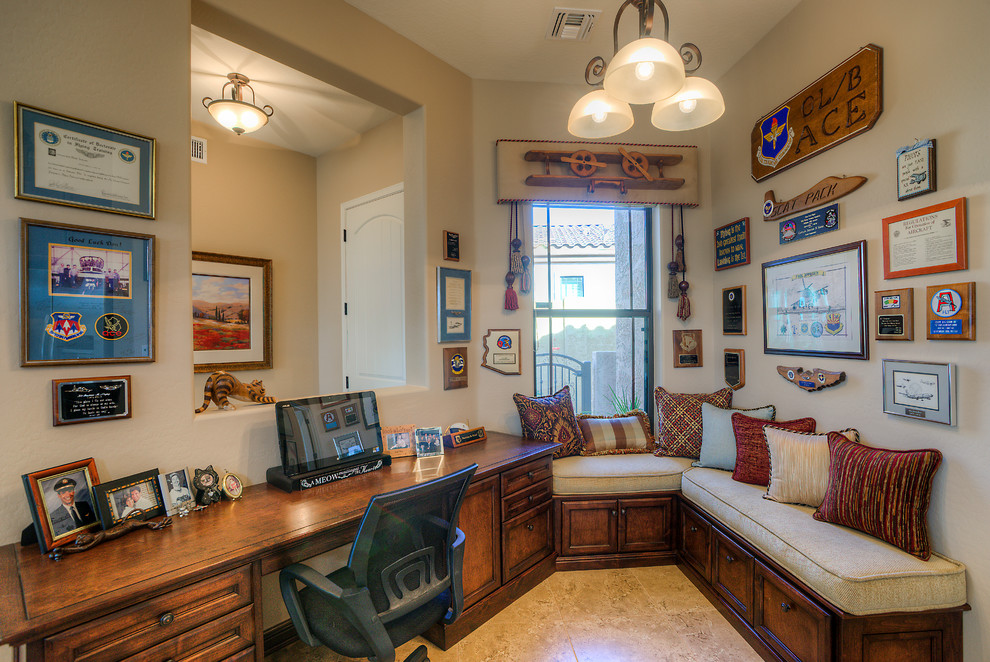 Foto di un piccolo ufficio minimalista con pareti beige, pavimento in travertino e scrivania incassata