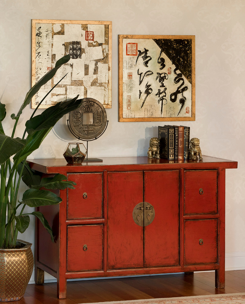 Cette image montre un bureau asiatique de taille moyenne avec un mur gris et un sol en bois brun.