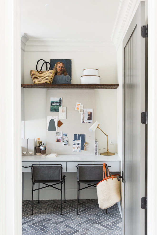 На фото: маленький кабинет в стиле кантри с белыми стенами, встроенным рабочим столом и серым полом для на участке и в саду с