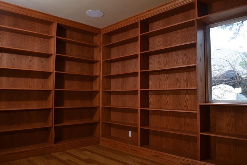 Foto di uno studio classico di medie dimensioni con libreria e scrivania incassata