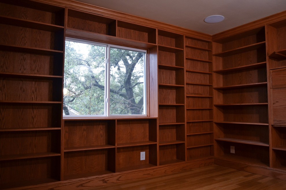 На фото: домашняя библиотека среднего размера в классическом стиле с встроенным рабочим столом