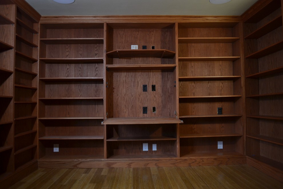 Imagen de despacho clásico de tamaño medio con biblioteca y escritorio empotrado