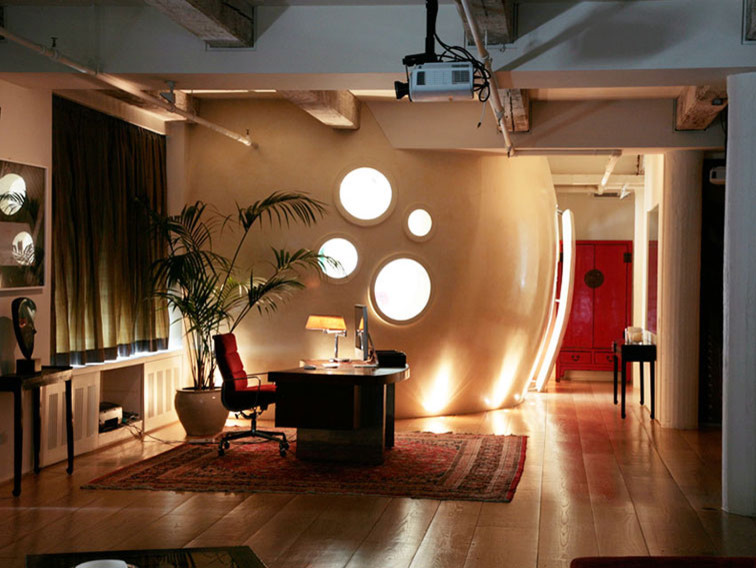 Exempel på ett modernt arbetsrum, med mellanmörkt trägolv