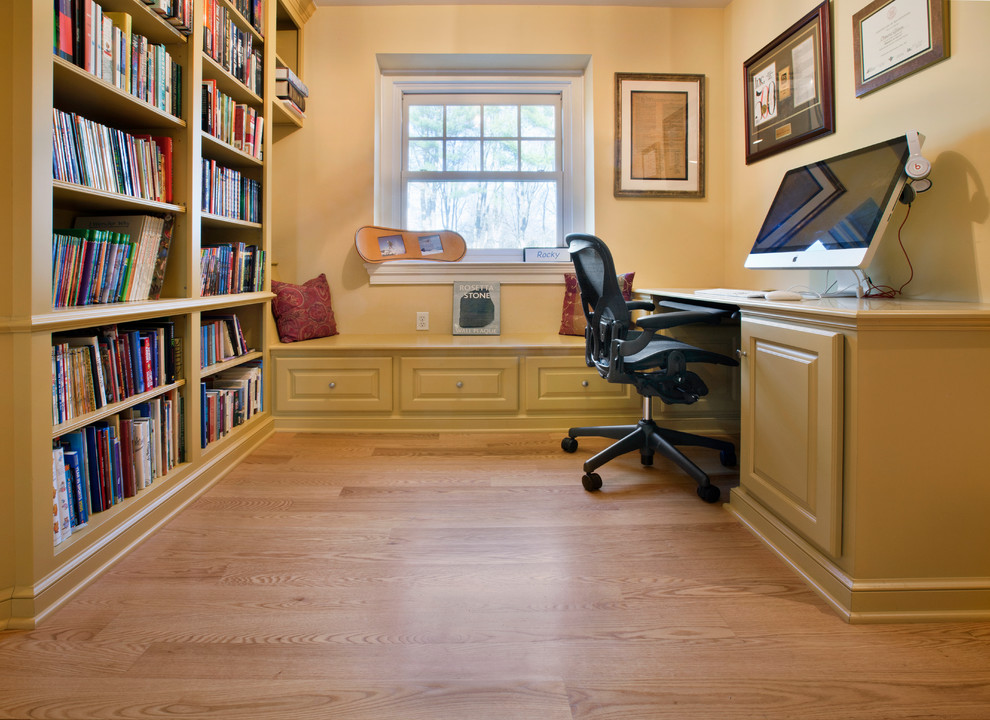 Foto di uno studio chic di medie dimensioni con pareti gialle, parquet chiaro, nessun camino, scrivania incassata e pavimento marrone