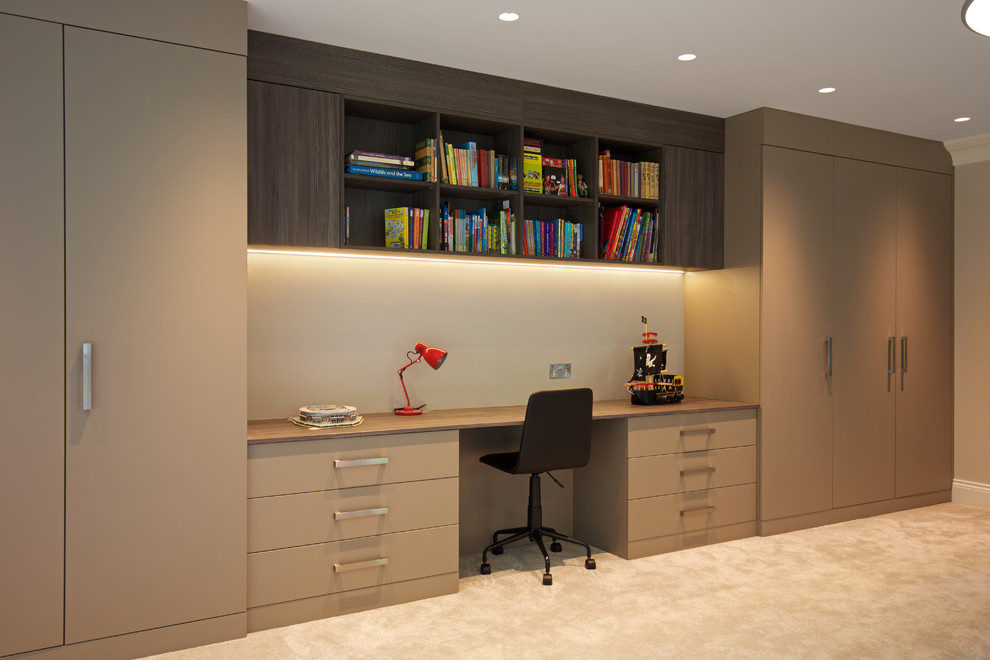 Aménagement d'un grand bureau contemporain avec un mur blanc, moquette, un bureau intégré et un sol beige.