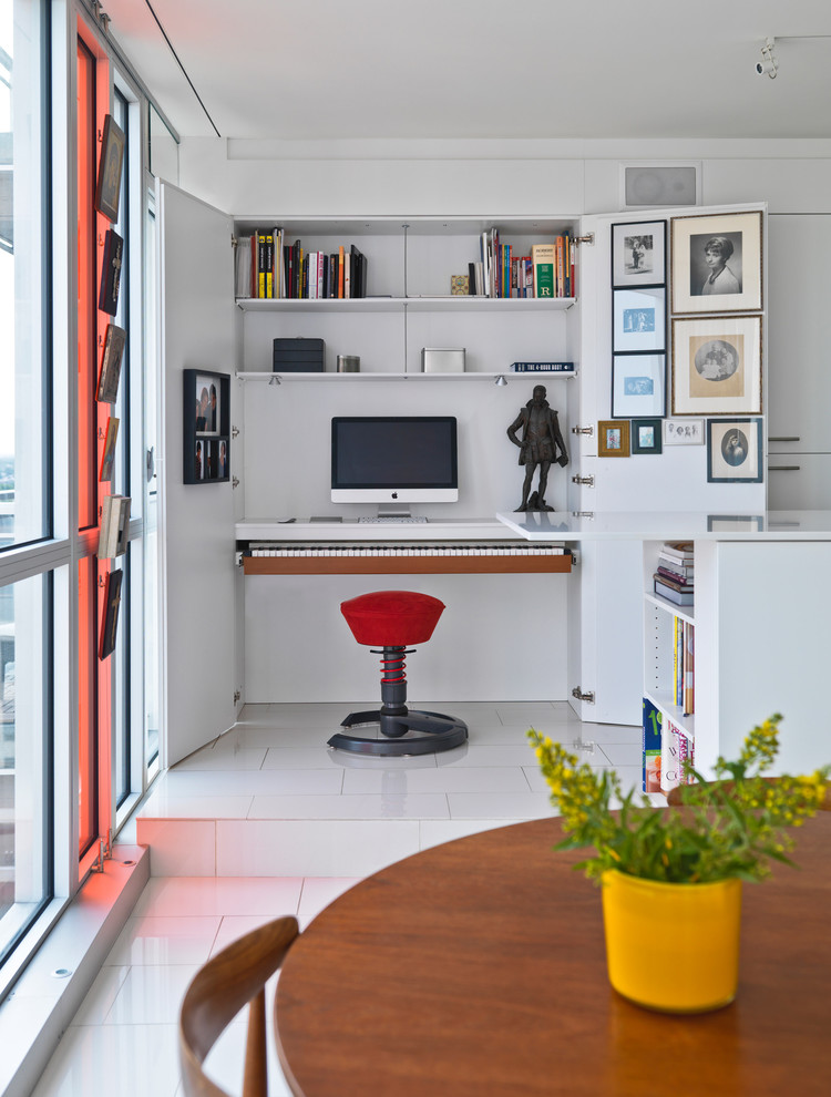 Immagine di uno studio design con pareti bianche, scrivania incassata e pavimento bianco