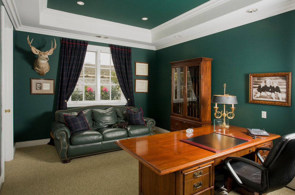 Идея дизайна: кабинет в классическом стиле с зелеными стенами, ковровым покрытием и отдельно стоящим рабочим столом