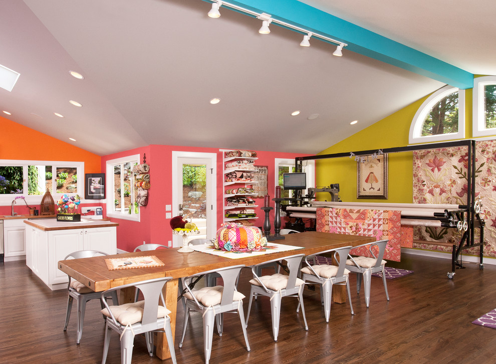 Idee per una grande stanza da lavoro tradizionale con pareti multicolore, parquet scuro e scrivania incassata