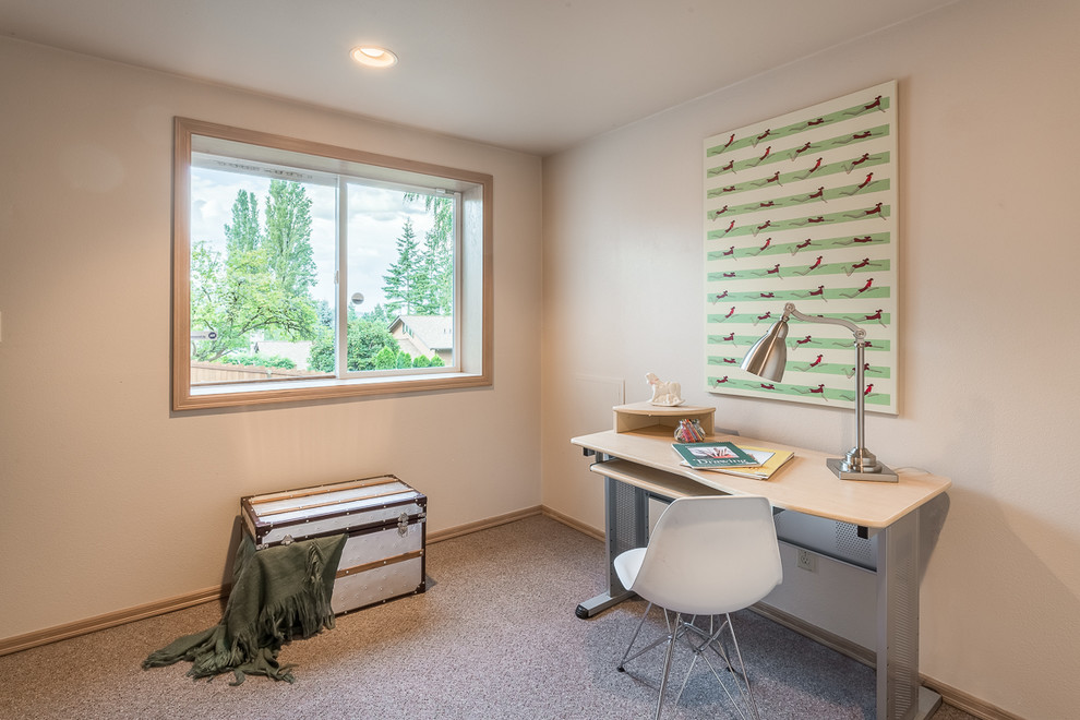 Skandinavisches Arbeitszimmer mit Arbeitsplatz, beiger Wandfarbe, Teppichboden und freistehendem Schreibtisch in Seattle