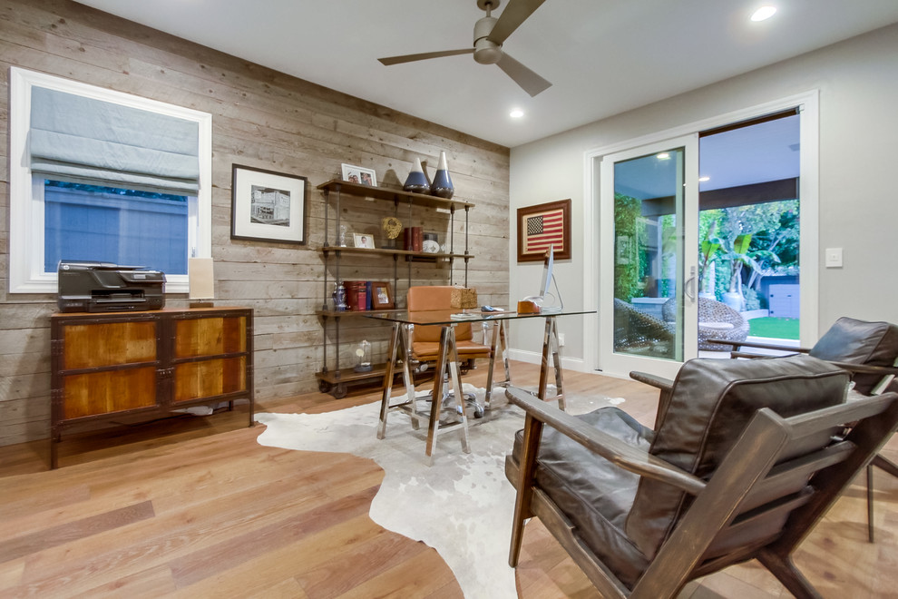 Großes Landhaus Arbeitszimmer ohne Kamin mit braunem Holzboden und freistehendem Schreibtisch in San Diego