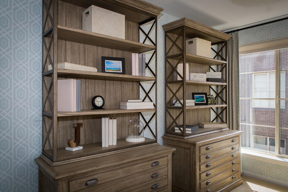 Modelo de despacho clásico renovado de tamaño medio sin chimenea con paredes azules, moqueta, escritorio independiente y suelo beige