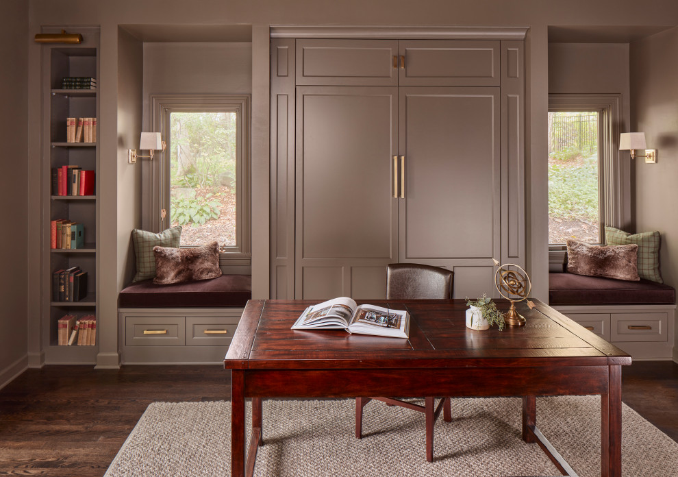 Пример оригинального дизайна: кабинет в стиле неоклассика (современная классика) с серыми стенами, темным паркетным полом, отдельно стоящим рабочим столом и коричневым полом