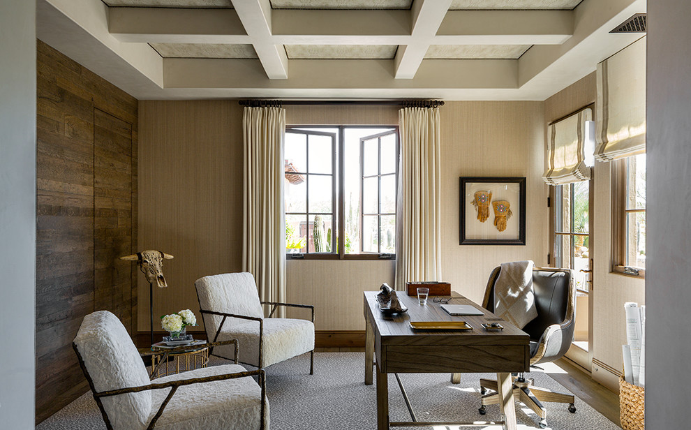 Immagine di un ufficio classico di medie dimensioni con pareti beige, pavimento in legno massello medio, scrivania autoportante, nessun camino e pavimento marrone