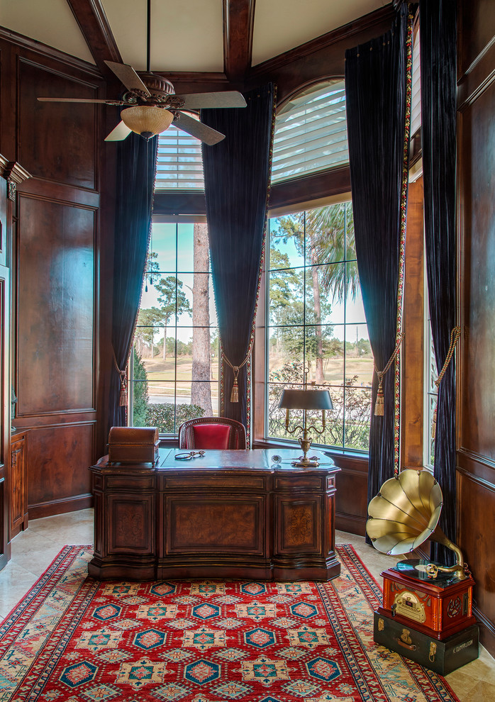 Mittelgroßes Klassisches Arbeitszimmer mit Arbeitsplatz, brauner Wandfarbe, Travertin, freistehendem Schreibtisch und beigem Boden in Sonstige