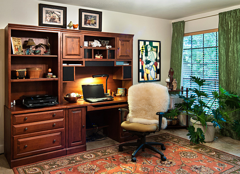 Aménagement d'un bureau classique de taille moyenne avec un mur blanc, un sol en carrelage de porcelaine et un bureau indépendant.