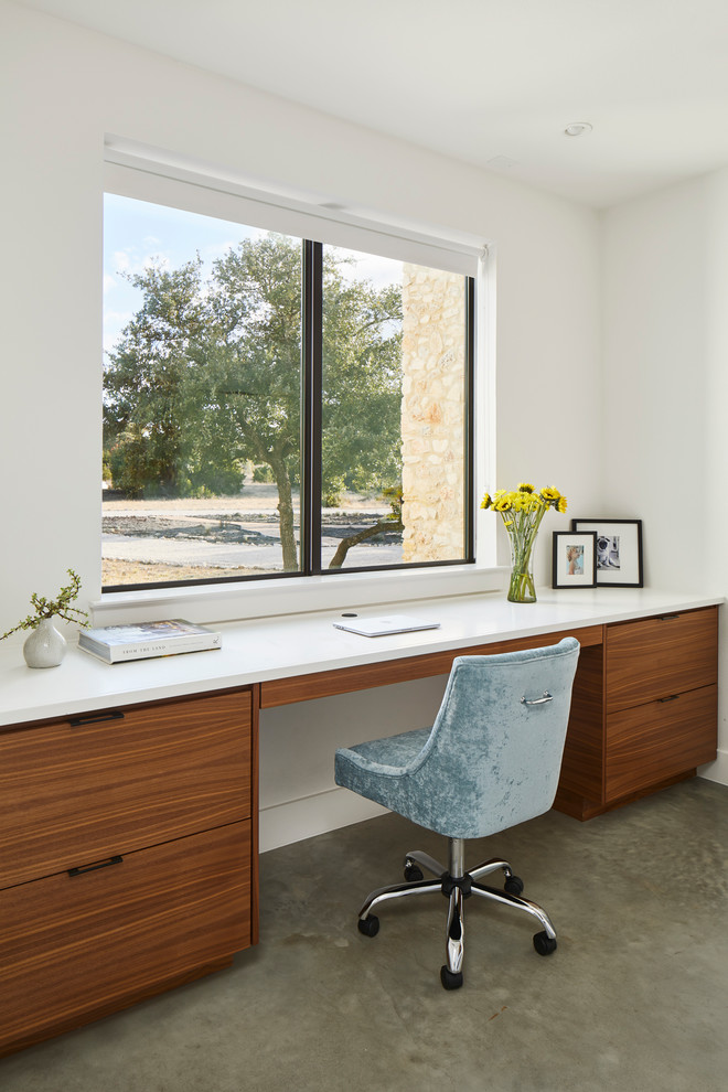 Foto di un ufficio moderno di medie dimensioni con pareti bianche, pavimento in cemento, nessun camino, scrivania incassata e pavimento grigio