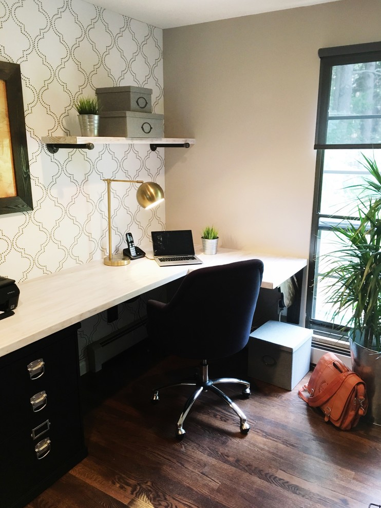 Inspiration för mellanstora klassiska arbetsrum, med grå väggar, mörkt trägolv och ett inbyggt skrivbord