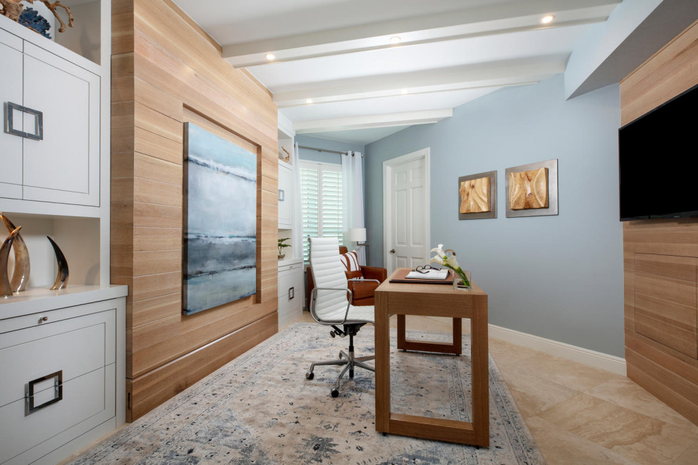 Immagine di un grande ufficio stile marino con pareti blu, pavimento in travertino, scrivania autoportante, pavimento beige, travi a vista e pareti in legno