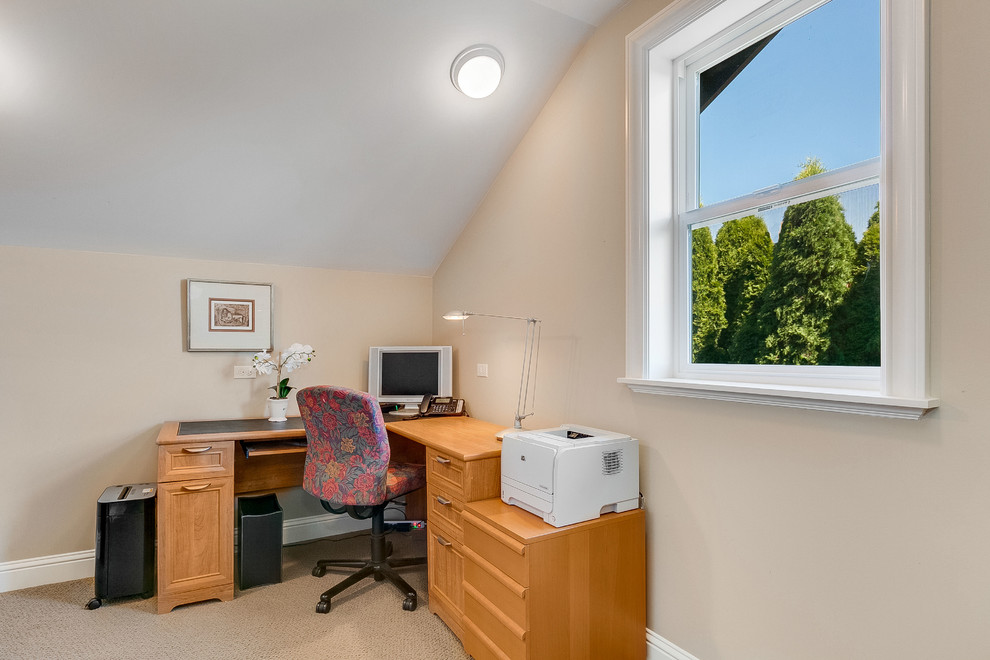 Esempio di un ufficio american style di medie dimensioni con pareti beige, moquette, nessun camino, scrivania autoportante e pavimento beige