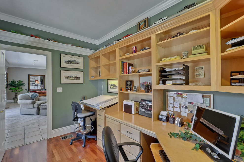 На фото: кабинет в классическом стиле с встроенным рабочим столом с