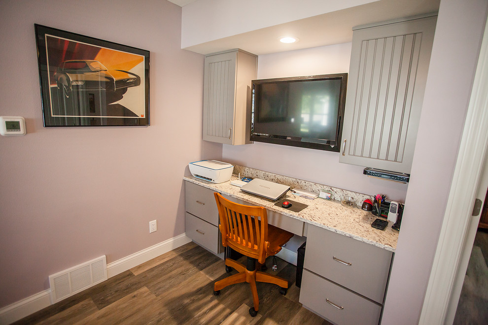Foto de despacho de estilo de casa de campo pequeño con paredes púrpuras, suelo vinílico, escritorio empotrado y suelo gris