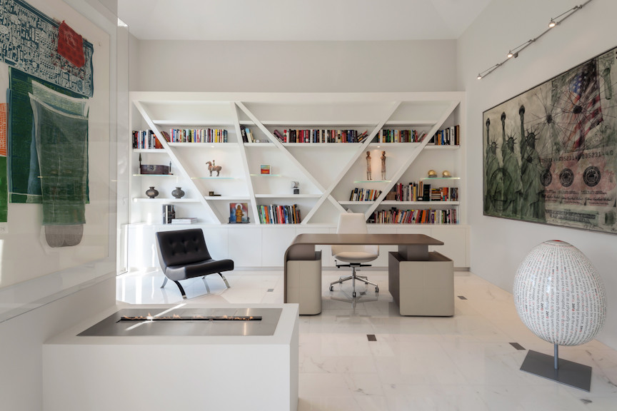 Cette photo montre un grand bureau avec un mur blanc, un sol en marbre et un bureau indépendant.