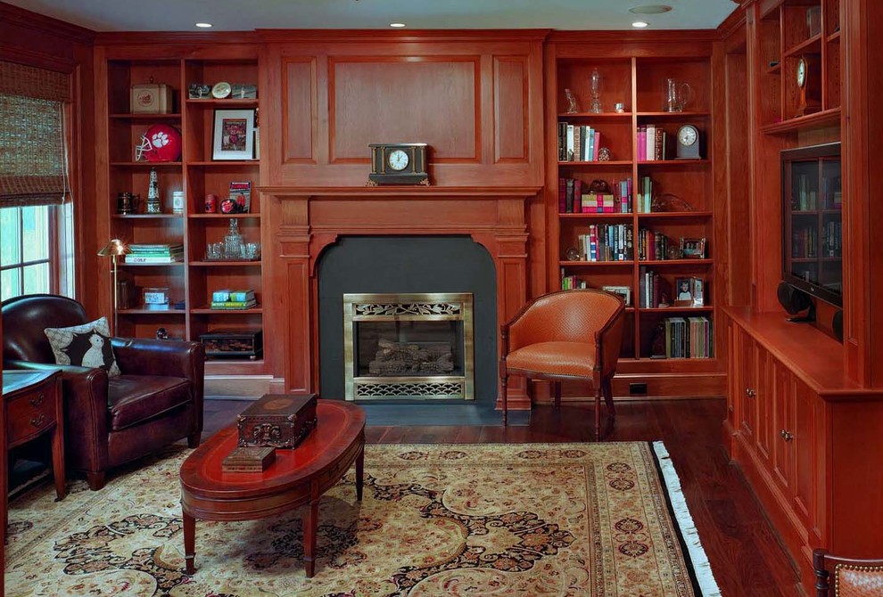 Mittelgroßes Klassisches Lesezimmer mit brauner Wandfarbe, dunklem Holzboden, Kamin und Kaminumrandung aus Beton in Washington, D.C.