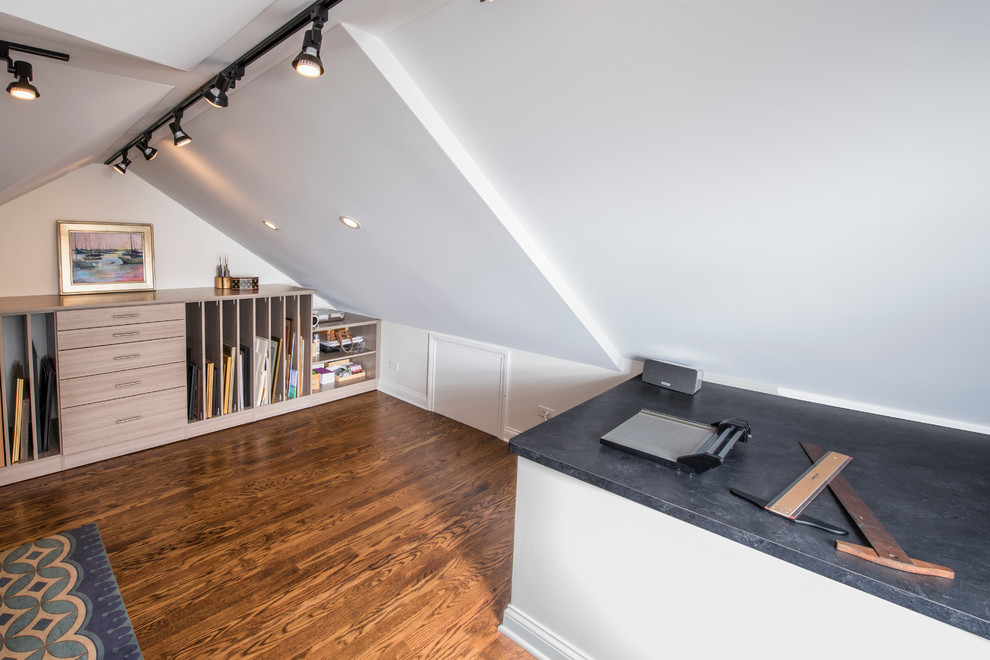 Eklektisk inredning av ett mellanstort hemmastudio, med vita väggar, mellanmörkt trägolv och ett fristående skrivbord