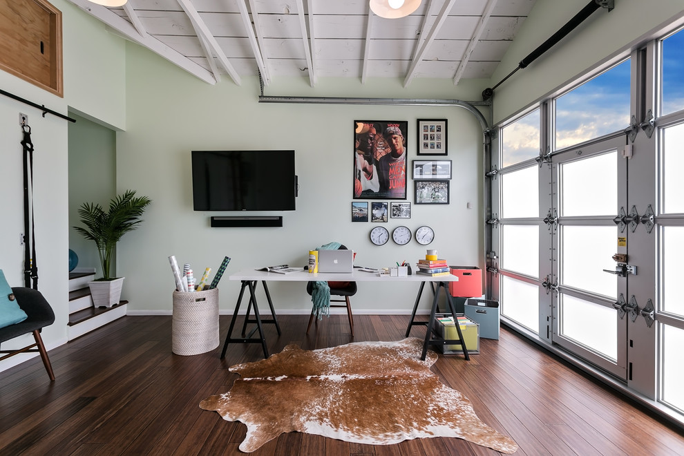 Immagine di un atelier contemporaneo di medie dimensioni con pareti verdi, pavimento in legno massello medio, nessun camino, scrivania autoportante e pavimento marrone