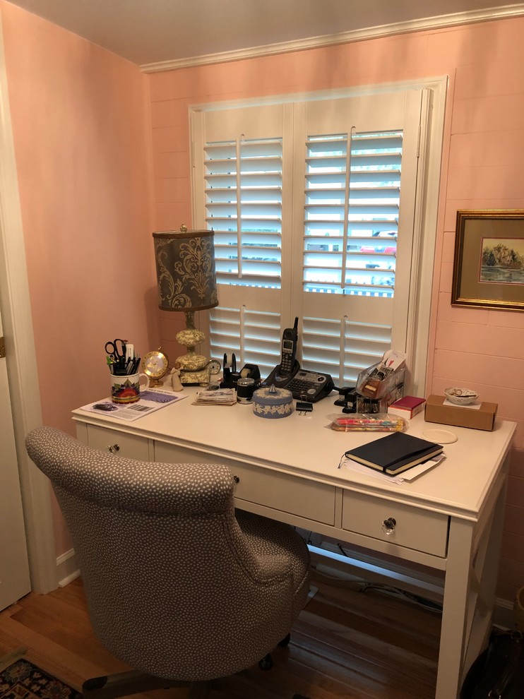 Ispirazione per un piccolo ufficio contemporaneo con pareti rosa, pavimento in legno massello medio, nessun camino, scrivania autoportante e pavimento marrone