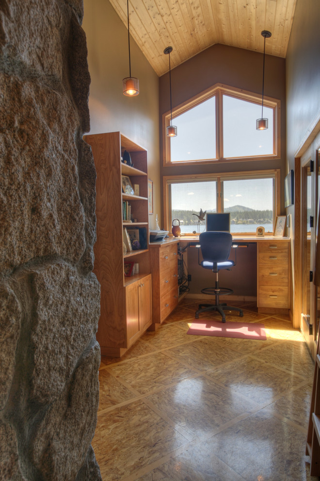 シアトルにある中くらいなラスティックスタイルのおしゃれなホームオフィス・書斎 (茶色い壁、造り付け机) の写真