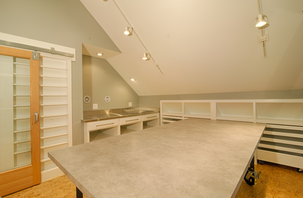 Пример оригинального дизайна: кабинет в стиле лофт с серыми стенами, полом из фанеры и отдельно стоящим рабочим столом без камина