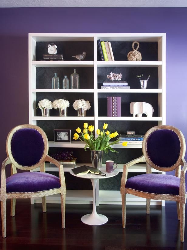 Идея дизайна: кабинет среднего размера в стиле неоклассика (современная классика) с фиолетовыми стенами и темным паркетным полом без камина