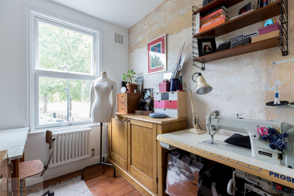 Idee per una piccola stanza da lavoro minimal con pareti multicolore, pavimento in legno massello medio, scrivania autoportante e pavimento marrone