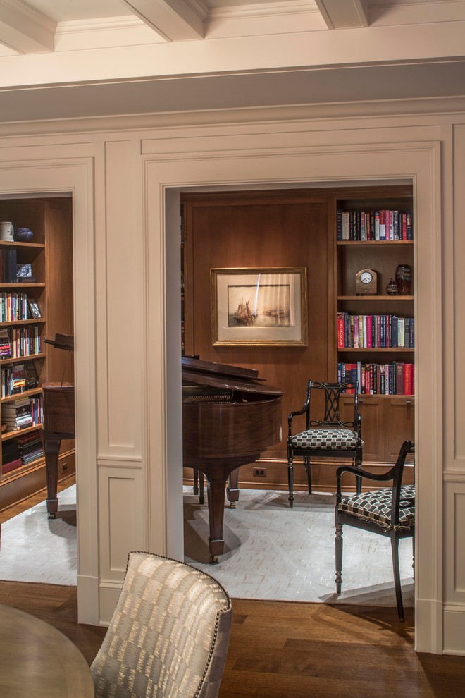 Mittelgroßes Klassisches Lesezimmer ohne Kamin mit weißer Wandfarbe, dunklem Holzboden, freistehendem Schreibtisch und braunem Boden in Washington, D.C.