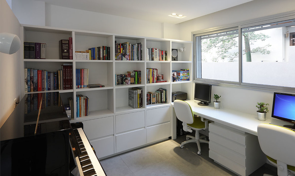 Foto på ett litet funkis arbetsrum, med vita väggar och ett inbyggt skrivbord