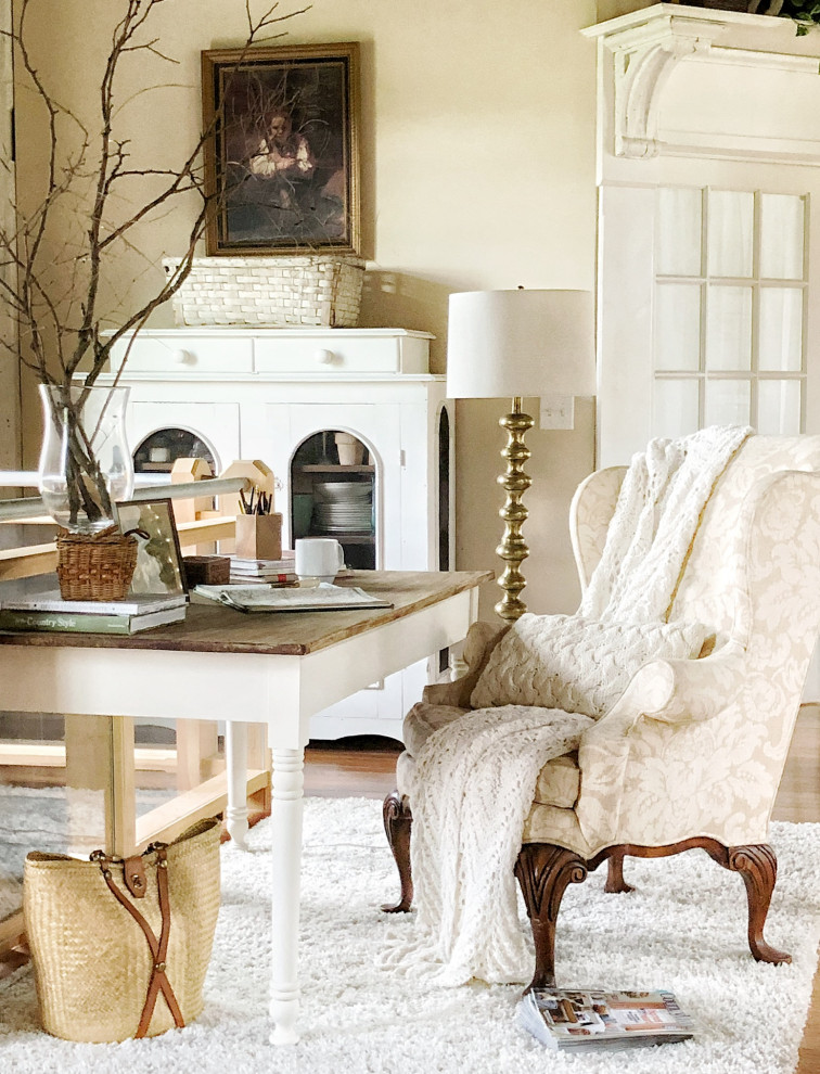 Imagen de despacho romántico grande con paredes beige, suelo de madera en tonos medios, escritorio independiente y suelo marrón