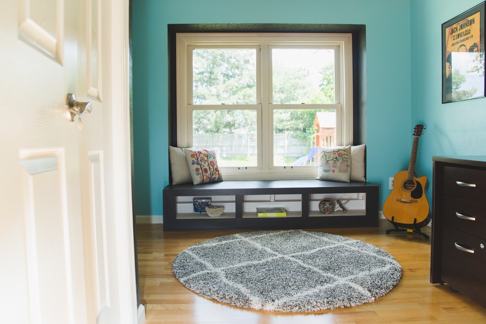 Diseño de estudio minimalista de tamaño medio sin chimenea con paredes azules, suelo de madera en tonos medios, escritorio independiente y suelo marrón