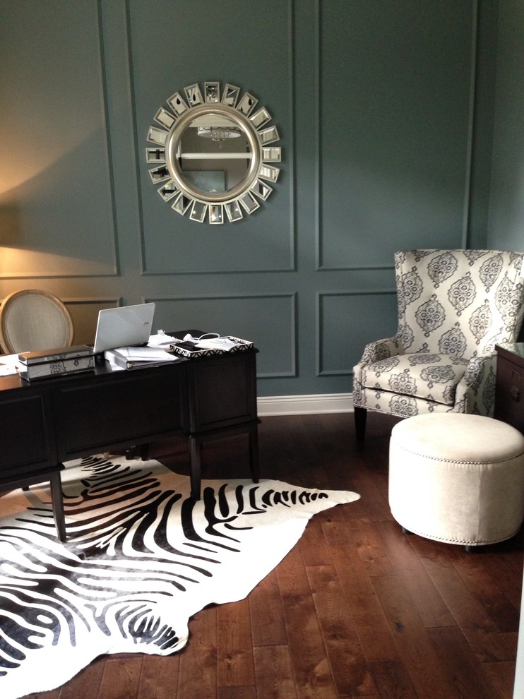 Ejemplo de despacho contemporáneo de tamaño medio sin chimenea con paredes grises, suelo de madera en tonos medios, escritorio independiente y suelo marrón