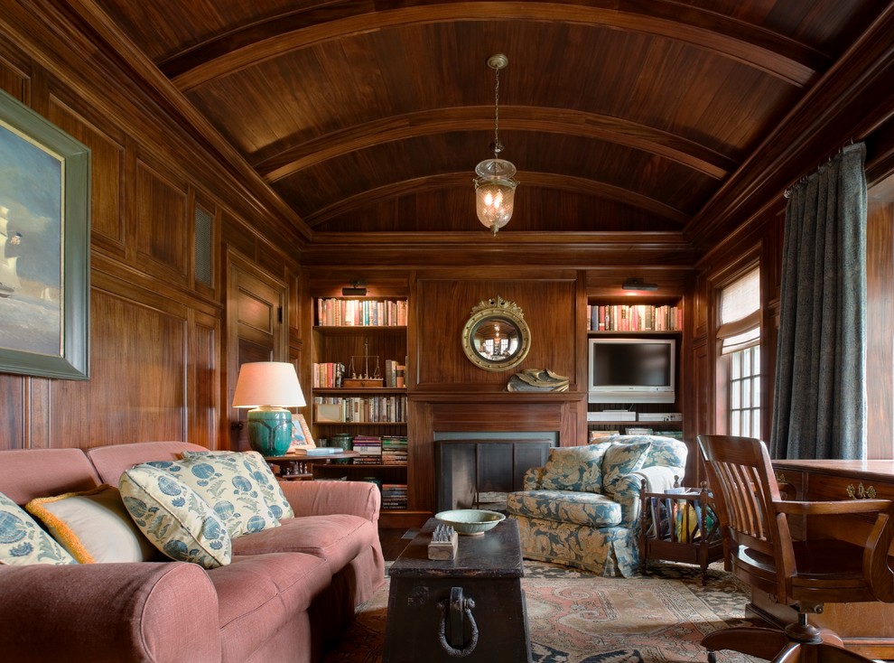Источник вдохновения для домашнего уюта: большой домашняя библиотека с стандартным камином и фасадом камина из дерева
