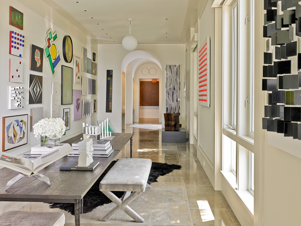 Стильный дизайн: большой кабинет в средиземноморском стиле с белыми стенами и серым полом - последний тренд