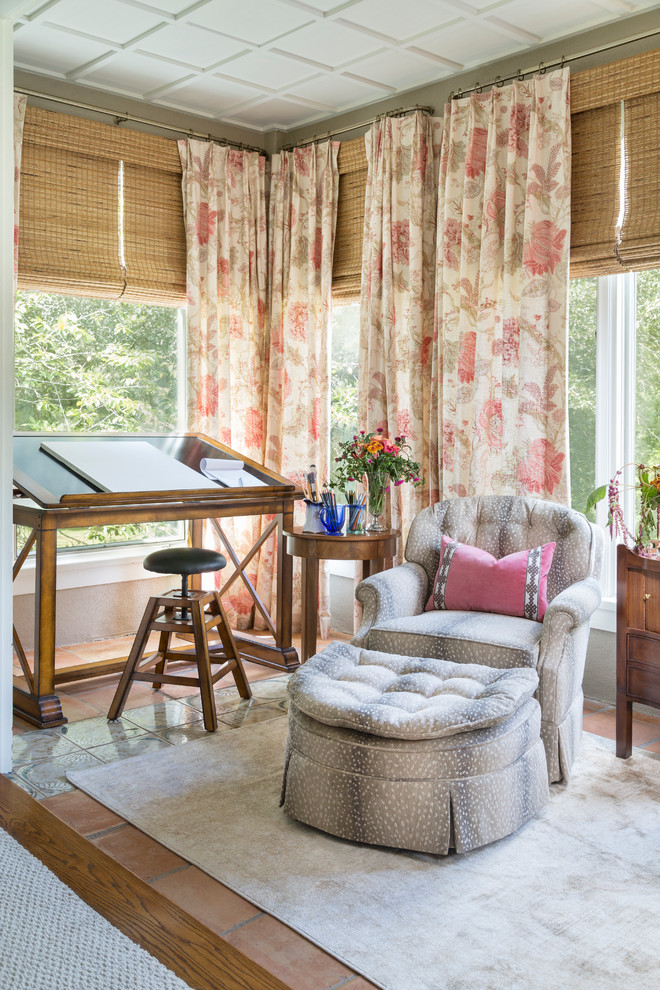 Idéer för att renovera ett vintage hemmastudio, med ett fristående skrivbord
