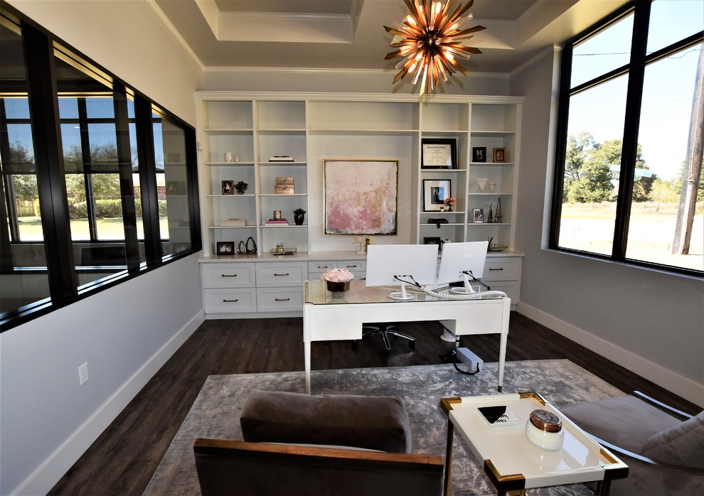 Foto de despacho actual grande con paredes grises, suelo vinílico, escritorio independiente y suelo gris