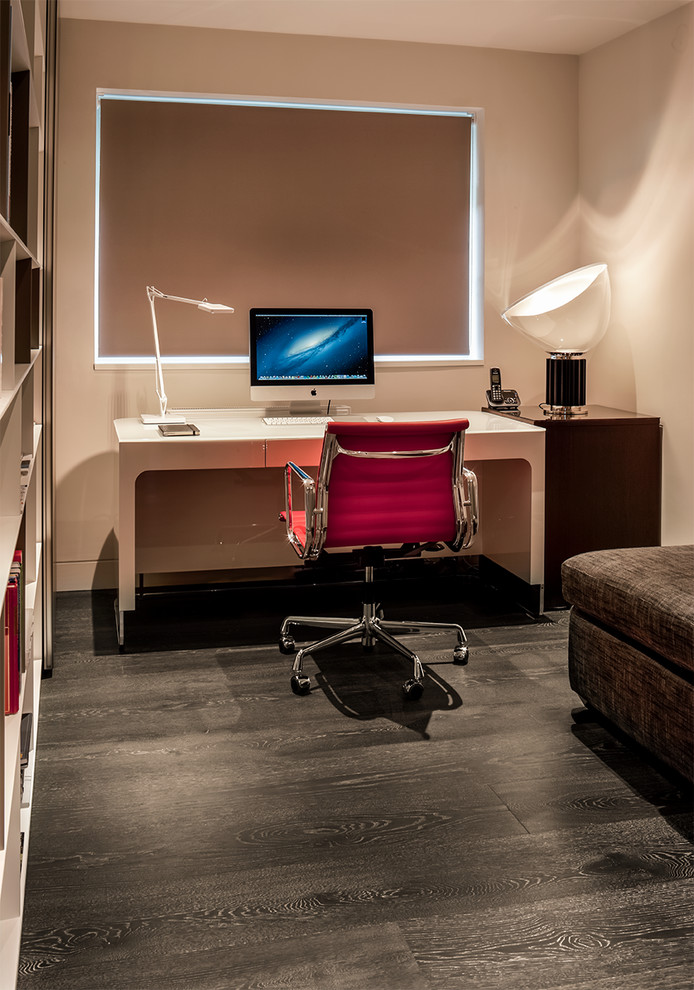 Kleines Modernes Arbeitszimmer mit Studio, beiger Wandfarbe, dunklem Holzboden und Einbau-Schreibtisch in London
