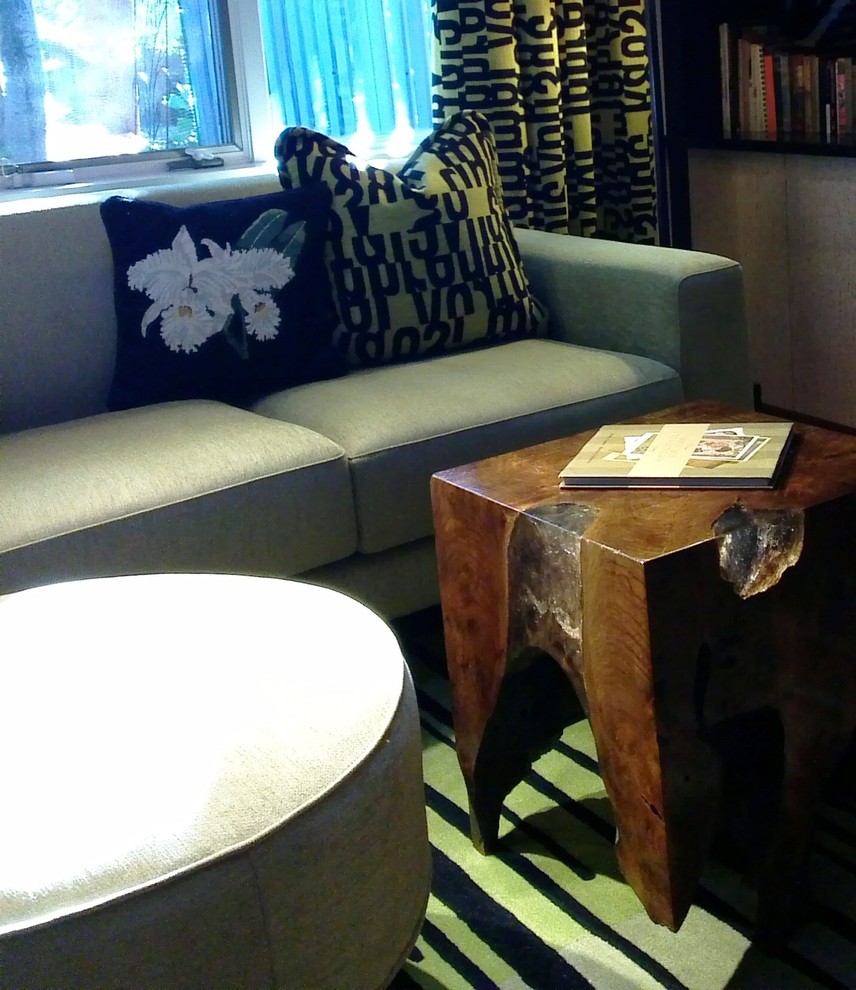 ボルチモアにあるお手頃価格の小さなコンテンポラリースタイルのおしゃれな書斎 (紫の壁、竹フローリング、造り付け机、ベージュの床) の写真