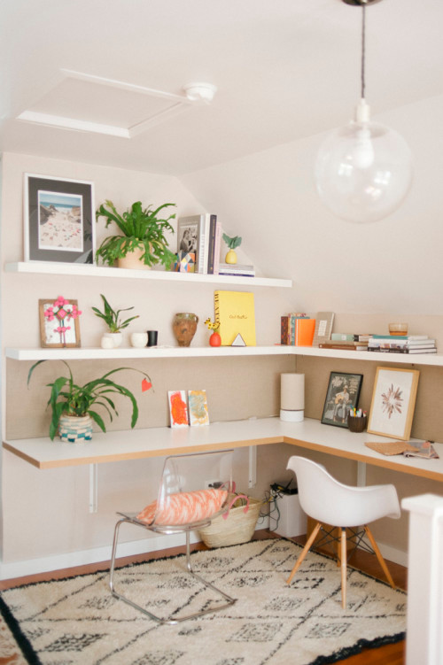 Eklektisk inredning av ett mellanstort hemmastudio, med grå väggar och ett inbyggt skrivbord