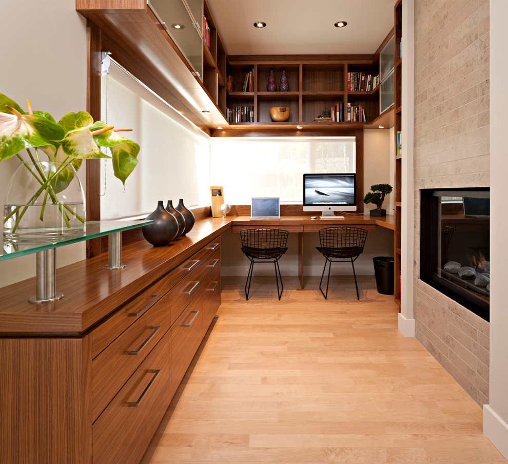 Diseño de despacho minimalista con escritorio empotrado
