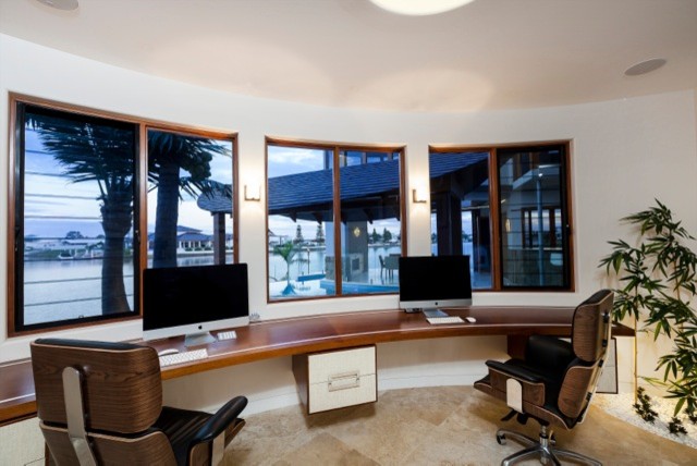 サンシャインコーストにあるラグジュアリーな広いコンテンポラリースタイルのおしゃれなホームオフィス・書斎の写真